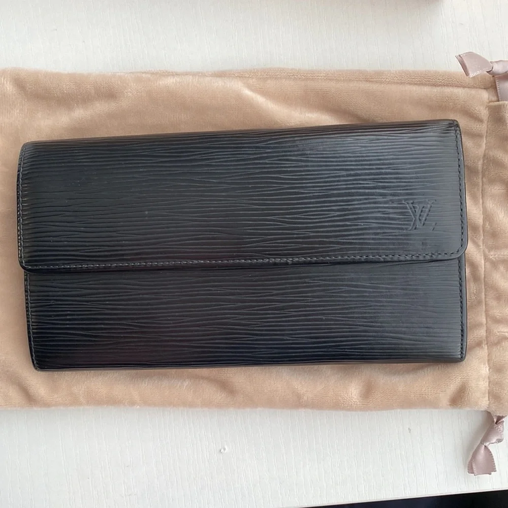 EUC LOUIS VUITTON Black Epi Sarah Wallet Vintage (CA1906) - Picture 2 of 16